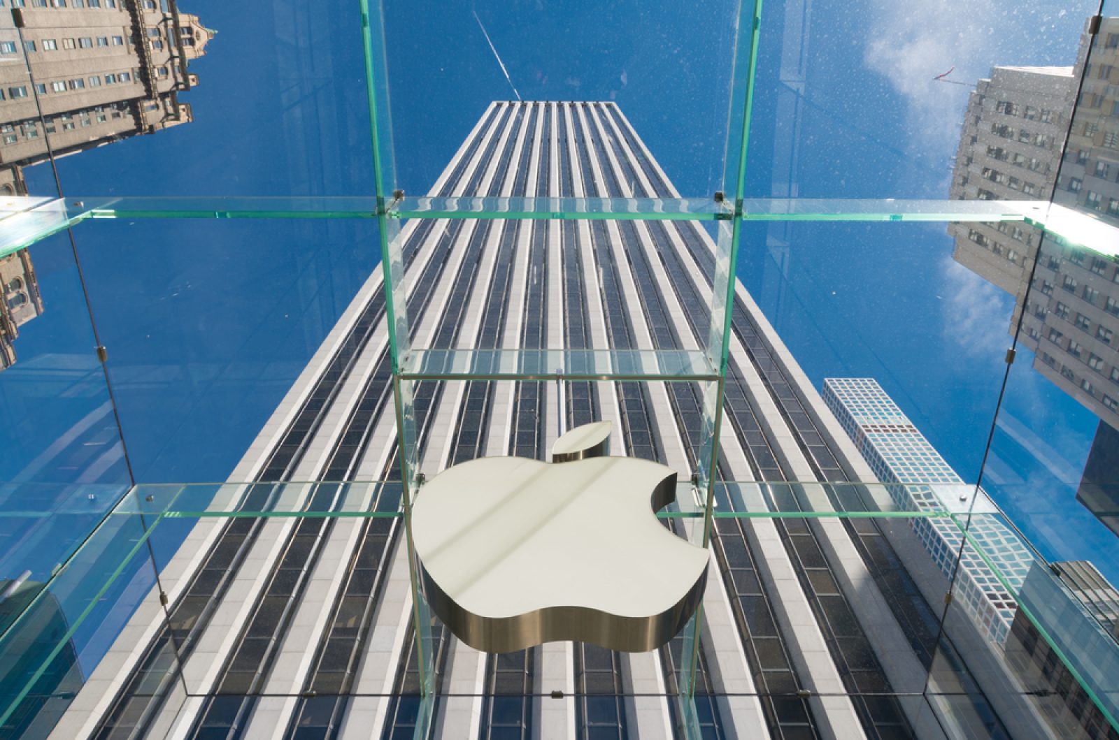 Breaking Boundaries: Apple’s Shares Soar, Propelling the Tech Giant to New Heights